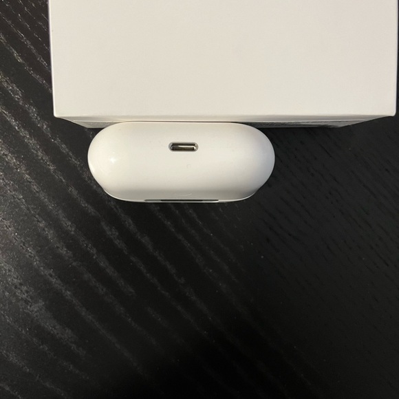 Apple AirPods Pro with Wireless Charging Case - Picture 2 of 9